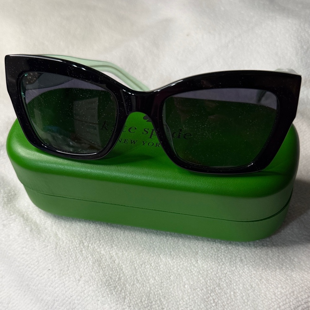 NWOT kate spade Black Cat-Eye Sunglasses with Green Case